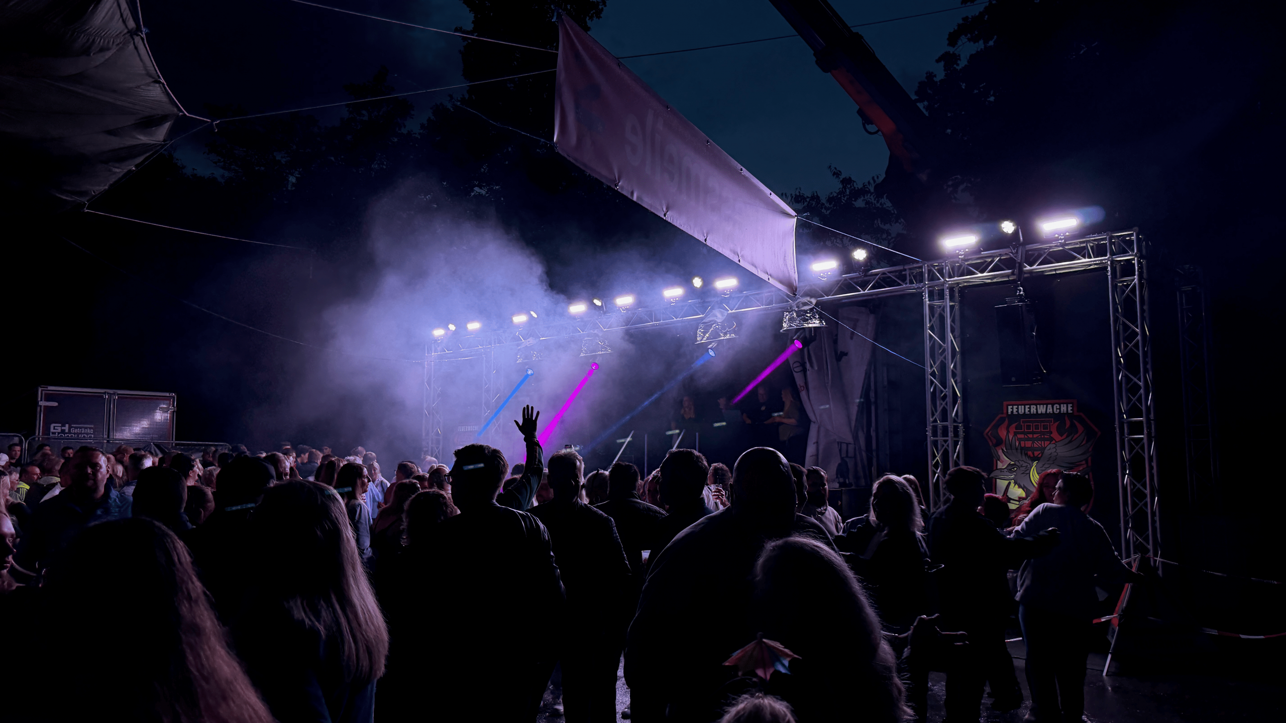 Veranstaltungstechnik von Hinzmann-Eventtechnik beim 125-jährigen Jubiläum der Feuerwehr Essen-Kray bei Nacht.