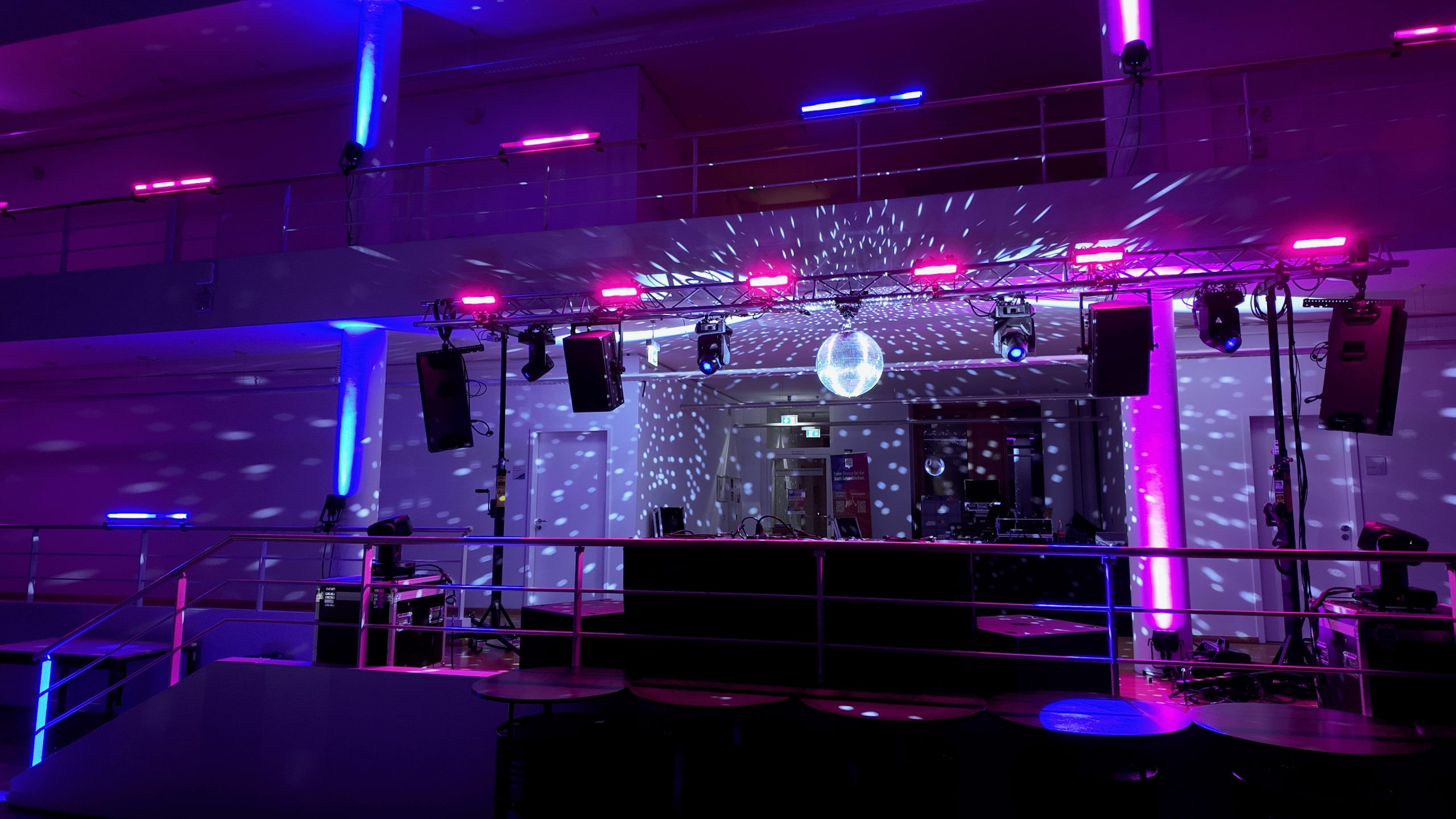 Dezente Ambientbeleuchtung und Tontechnik von Hinzmann-Eventtechnik im Glaspavillon des Wissenschaftsparks Gelsenkirchen
